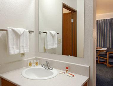 Super 8 By Wyndham Missoula/Reserve St. Exterior photo