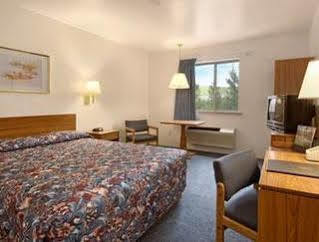 Super 8 By Wyndham Missoula/Reserve St. Exterior photo